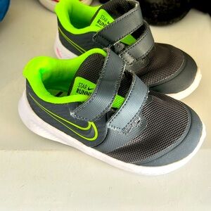 Nike velcro size 7 star runner sneaker green and grey